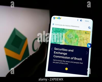 Stuttgart, Deutschland, 03-30-2022: Person, die ein Handy hält, mit Website der brasilianischen Comissao de Valores Mobiliarios (CVM) auf dem Bildschirm mit Logo. Fokus Stockfoto