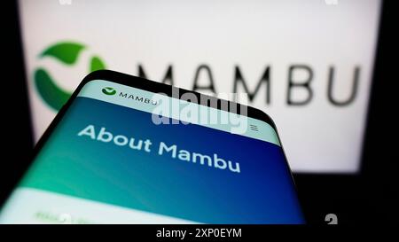 Stuttgart, 29.03.2022: Mobiltelefon mit Webseite des deutschen Fintech-Unternehmens Mambu GmbH auf dem Bildschirm vor dem Firmenlogo. Fokus oben links Stockfoto