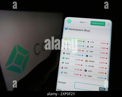Stuttgart, Deutschland, 29.03.2022: Person, die ein Handy hält, mit Website des japanischen Kryptowährungsunternehmens Coincheck Inc. Auf dem Bildschirm mit Logo. Konzentrieren Sie sich auf Stockfoto