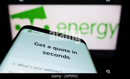 Stuttgart, Deutschland, 03-30-2022: Mobiltelefon mit Webseite des britischen Energieversorgers OVO Energy Ltd auf dem Bildschirm vor dem Firmenlogo. Konzentrieren Sie sich auf Stockfoto