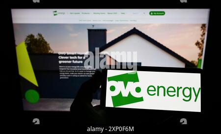 Stuttgart, Deutschland, 03-30-2022: Person, die ein Smartphone mit dem Logo des britischen Energieversorgers OVO Energy Ltd. Auf dem Bildschirm vor der Website hält. Konzentrieren Sie sich auf Stockfoto