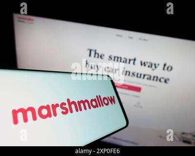 Stuttgart, Deutschland, 28.03.2022: Smartphone mit Logo der Firma Marshmallow Financial Services Limited auf dem Bildschirm vor der Website. Konzentrieren Sie sich auf Stockfoto