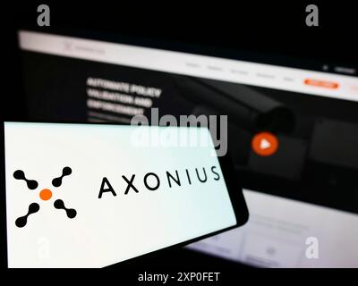 Stuttgart, Deutschland, 03.12.2022: Smartphone mit Logo des amerikanischen Cybersicherheitsunternehmens Axonius Inc. Auf dem Bildschirm vor der Business-Website. Konzentrieren Sie sich auf Stockfoto