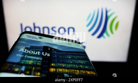 Stuttgart, Deutschland, 03.12.2022: Mobiltelefon mit Website der Firma Johnson Controls International plc (JCI) auf dem Bildschirm vor dem Logo. Konzentrieren Sie sich auf Stockfoto