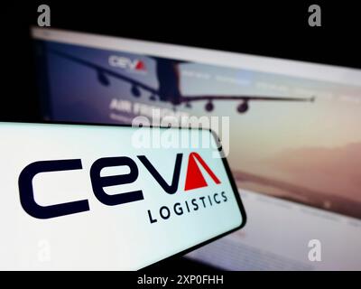 Stuttgart, Deutschland, 03.12.2022: Handy mit Logo des französischen Frachtunternehmens CEVA Logistics auf dem Bildschirm vor der Business-Website. Fokus links von Stockfoto