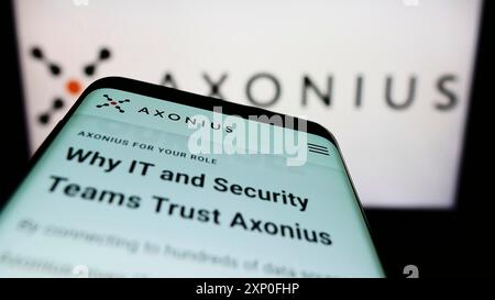 Stuttgart, Deutschland, 03.12.2022: Mobiltelefon mit Website des amerikanischen Cybersicherheitsunternehmens Axonius Inc. Auf dem Bildschirm vor dem Firmenlogo. Fokus Stockfoto