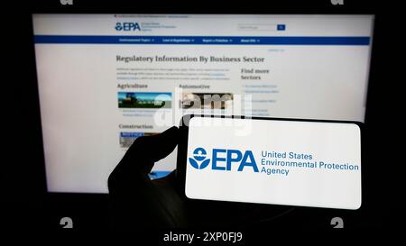 Stuttgart, Deutschland, 03.12.2022: Person, die ein Mobiltelefon mit dem Logo der US-Umweltschutzbehörde (EPA) auf dem Bildschirm vor der Webseite hält. Fokus Stockfoto