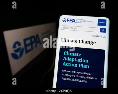 Stuttgart, Deutschland, 03.12.2022: Person, die ein Mobiltelefon hält, mit Webseite der US-Umweltschutzbehörde (EPA) vor dem Logo auf dem Bildschirm. Fokus Stockfoto