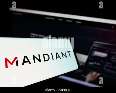 Stuttgart, Deutschland, 03.12.2022: Smartphone mit Logo des amerikanischen Cybersicherheitsunternehmens Mandiant Inc. Auf dem Bildschirm vor der Business-Website. Konzentrieren Sie sich auf Stockfoto