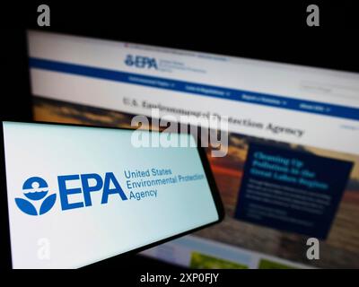 Stuttgart, Deutschland, 12.03.2022: Smartphone mit Logo der American Environmental Protection Agency (EPA) auf dem Bildschirm vor der Website. Fokussieren Sie links Stockfoto