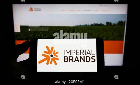 Stuttgart, Deutschland, 03.12.2022: Person, die ein Smartphone mit dem Logo des britischen Tabakunternehmens Imperial Brands plc auf dem Bildschirm vor der Website hält. Stockfoto