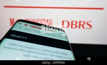Stuttgart, Deutschland, 03-06-2022: Mobiltelefon mit Webseite der kanadischen Ratinggesellschaft DBRS Morningstar vor dem Logo. Konzentrieren Sie sich auf Stockfoto