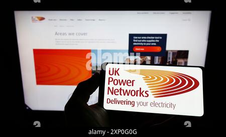 Stuttgart, Deutschland, 03.06.2022: Person, die ein Mobiltelefon mit dem Logo des britischen Stromunternehmens UK Power Networks auf dem Bildschirm vor der Webseite hält. Stockfoto