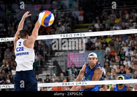 PARIS (FRANCA), 27/07/2024 - OLIMPIADAS / ESPORTE / volei de praia - A Dupla Evandro e Arthur (Brasilien ) vence mais uma partida e segue classificando nas olimpiadas de Paris . Cjogo na Arena Eiffelturm. Stockfoto