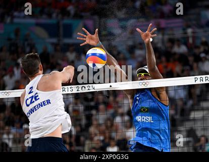 PARIS (FRANCA), 27/07/2024 - OLIMPIADAS / ESPORTE / volei de praia - A Dupla Evandro e Arthur (Brasilien ) vence mais uma partida e segue classificando nas olimpiadas de Paris . Cjogo na Arena Eiffelturm. Stockfoto