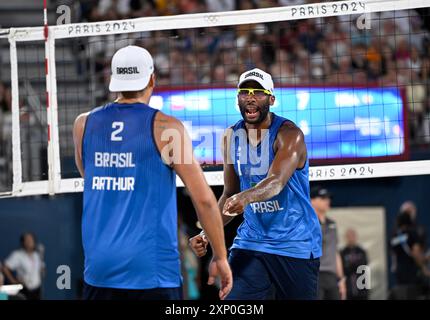 PARIS (FRANCA), 27/07/2024 - OLIMPIADAS / ESPORTE / volei de praia - A Dupla Evandro e Arthur (Brasilien ) vence mais uma partida e segue classificando nas olimpiadas de Paris . Cjogo na Arena Eiffelturm. Stockfoto