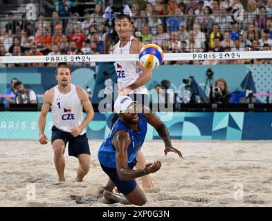 PARIS (FRANCA), 27/07/2024 - OLIMPIADAS / ESPORTE / volei de praia - A Dupla Evandro e Arthur (Brasilien ) vence mais uma partida e segue classificando nas olimpiadas de Paris . Cjogo na Arena Eiffelturm. Stockfoto