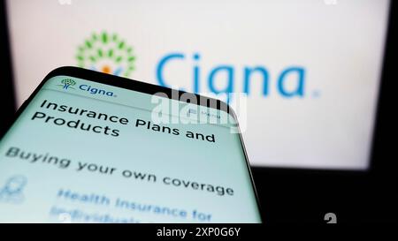 Stuttgart, Deutschland, 03-01-2022: Mobiltelefon mit Webseite der US-Krankenkasse Cigna Corporation auf dem Bildschirm vor dem Firmenlogo. Fokus Stockfoto