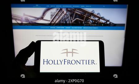 Stuttgart, Deutschland, 03.01.2022: Person, die ein Smartphone mit dem Logo des US-amerikanischen Erdölunternehmens HollyFrontier Corporation auf dem Bildschirm vor der Website hält. Stockfoto