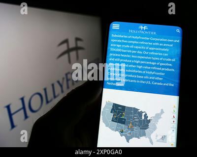 Stuttgart, Deutschland, 03-01-2022: Person, die ein Mobiltelefon hält, mit Webseite des US-amerikanischen Erdölunternehmens HollyFrontier Corporation auf dem Bildschirm mit Logo. Konzentrieren Sie sich auf Stockfoto