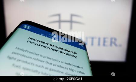 Stuttgart, Deutschland, 03.01.2022: Smartphone mit Website des amerikanischen Erdölunternehmens HollyFrontier Corporation auf dem Bildschirm vor dem Logo. Konzentrieren Sie sich auf Stockfoto