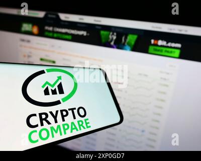 Stuttgart, Deutschland, 03.01.2022: Smartphone mit Logo des britischen Finanzunternehmens CryptoCompare auf dem Bildschirm vor der Business-Website. Konzentrieren Sie sich auf Stockfoto