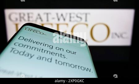 Stuttgart, 26.02.2022: Mobiltelefon mit Webseite der kanadischen Versicherungsgesellschaft Great-West Lifeco Inc. Auf dem Bildschirm vor dem Logo. Konzentrieren Sie sich auf Stockfoto