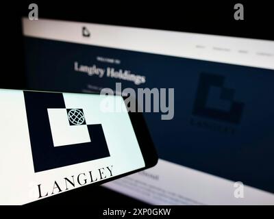 Stuttgart, 26.02.2022: Smartphone mit Logo des britischen Ingenieurunternehmens Langley Holdings plc auf dem Bildschirm vor der Business-Website. Stockfoto