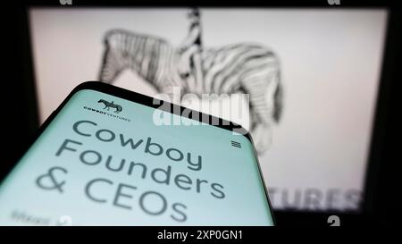 Stuttgart, 26.02.2022: Smartphone mit Webseite der amerikanischen Risikokapitalgesellschaft Cowboy Ventures auf dem Bildschirm vor dem Logo. Konzentrieren Sie sich auf Stockfoto