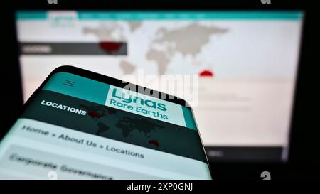 Stuttgart, Deutschland, 26.02.2022: Mobiltelefon mit Webseite und Logo des australischen Bergbauunternehmens Lynas Rare Earths Ltd. Auf dem Bildschirm mit Monitor. Fokus Stockfoto