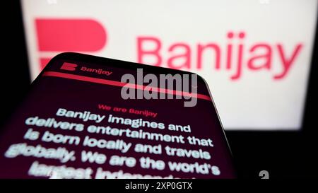 Mobiltelefon mit Website des französischen Unterhaltungsunternehmens Banijay Group auf dem Bildschirm vor dem Geschäftslogo. Fokussieren Sie sich oben links auf der Telefonanzeige Stockfoto