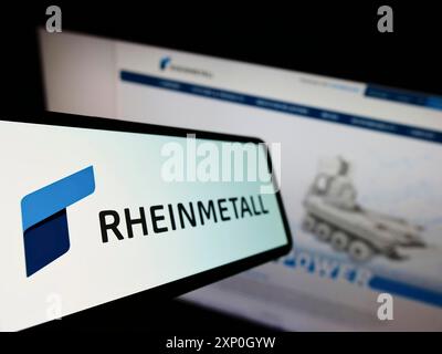 Mobiltelefon mit Logo der deutschen Rüstungsgesellschaft Rheinmetall AG auf dem Bildschirm vor der Business-Website. Fokus auf der linken Seite des Telefondisplays Stockfoto