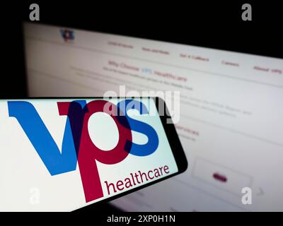 Stuttgart, 26.02.2022: Smartphone mit Logo des Pharmaunternehmens VPS Healthcare auf dem Bildschirm vor der Business-Website. Konzentrieren Sie sich auf Stockfoto