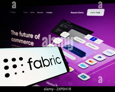 Stuttgart, 26.02.2022: Mobiltelefon mit Logo des amerikanischen Softwareunternehmens Commerce Fabric Inc. Auf dem Bildschirm vor der Business-Website. Fokus Stockfoto