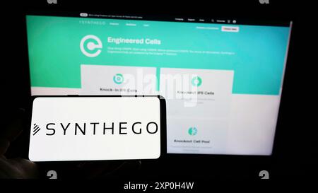 Stuttgart, 20.02.2022: Person, die ein Mobiltelefon mit dem Logo des amerikanischen Biotechnologie-Unternehmens Synthego Corporation auf dem Bildschirm hält Stockfoto