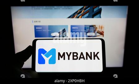 Stuttgart, Deutschland, 13.02.2022: Person, die ein Mobiltelefon mit dem Logo des chinesischen Finanzdienstleisters MyBank vor dem Geschäft hält Stockfoto