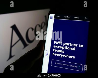 Stuttgart, Deutschland, 13.02.2022: Person, die ein Mobiltelefon hält, mit Website der US-amerikanischen Risikokapitalgesellschaft Accel auf dem Bildschirm vor dem Firmenlogo. Fokus Stockfoto