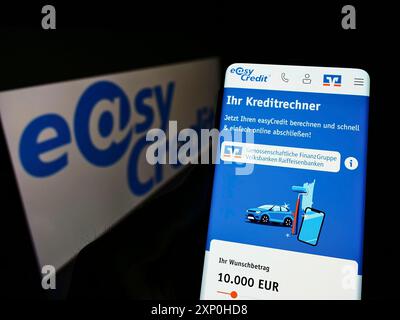 Stuttgart, Deutschland, 13.02.2022: Person mit Zellpohon mit Website der deutschen Kreditplattform easyCredit (TeamBank AG) auf dem Bildschirm mit Logo. Fokus Stockfoto