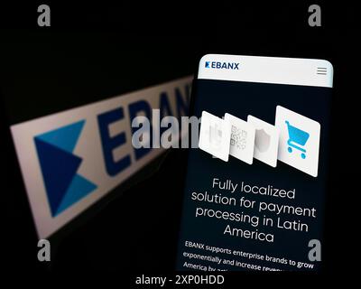 Stuttgart, Deutschland, 13.02.2022: Person, die ein Smartphone hält, mit der Webseite des brasilianischen Zahlungsdienstleisters Ebanx S.A. auf dem Bildschirm mit Logo. Konzentrieren Sie sich auf Stockfoto