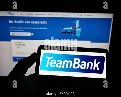 Stuttgart, Deutschland, 13.02.2022: Person mit Smartphone mit Logo der deutschen TeamBank AG Nürnberg (easyCredit) vor dem Bildschirm Stockfoto