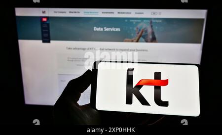 Stuttgart, Deutschland, 02.11.2022: Person, die ein Smartphone mit dem Logo des Telekommunikationsunternehmens KT Corporation auf dem Bildschirm vor der Website hält. Fokus Stockfoto