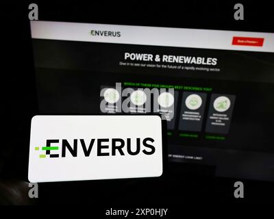 Stuttgart, Deutschland, 15.01.2022: Person mit Mobiltelefon mit Logo des amerikanischen Softwareunternehmens Drillinginfo Inc. (Enverus) auf dem Bildschirm vor Stockfoto