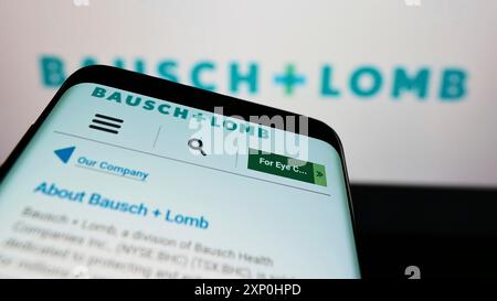 Stuttgart, 15.01.2022: Mobiltelefon mit Webseite des kanadischen Augengesundheitsunternehmens Bausch + Lomb auf dem Bildschirm vor dem Firmenlogo. Konzentrieren Sie sich auf Stockfoto