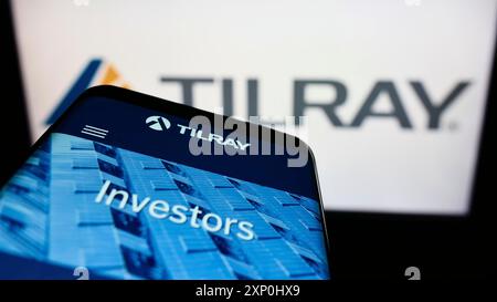 Stuttgart, Deutschland, 02.06.2022: Mobiltelefon mit Webseite des kanadischen Cannabisunternehmens Tilray Inc. Auf dem Bildschirm vor dem Geschäftslogo. Konzentrieren Sie sich auf Stockfoto