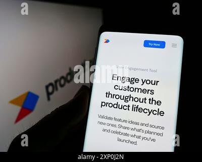 Stuttgart, Deutschland, 02.04.2022: Person, die ein Mobiltelefon hält, mit Webseite des US-Softwareunternehmens Productboard Inc. Vor dem Logo auf dem Bildschirm. Konzentrieren Sie sich auf Stockfoto