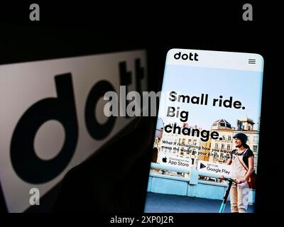 Stuttgart, Deutschland, 02.05.2022: Person, die ein Mobiltelefon hält, mit Webseite der niederländischen Firma emTransit B.V. (Ride Dott) vor dem Logo auf dem Bildschirm. Fokus Stockfoto