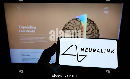 Stuttgart, Deutschland, 01-30-2022: Person, die ein Smartphone mit dem Logo des US-amerikanischen Neurotechnologie-Unternehmens Neuralink Corporation auf dem Bildschirm hält Stockfoto