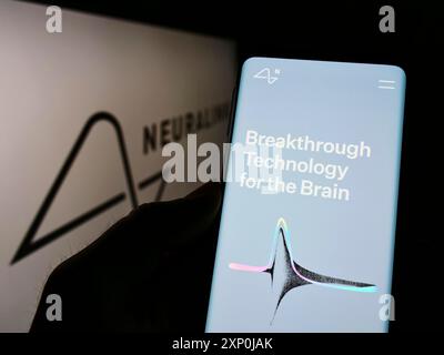 Stuttgart, Deutschland, 01-30-2022: Person, die ein Handy hält, mit Website des US-amerikanischen Neurotechnologie-Unternehmens Neuralink Corporation auf dem Bildschirm mit Logo. Fokus Stockfoto