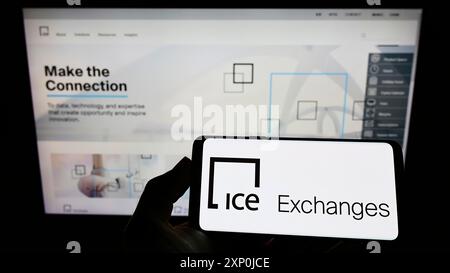 Stuttgart, Deutschland, 01-30-2022: Person, die ein Smartphone mit dem Logo der Firma Intercontinental Currency Exchange (ICE) auf dem Bildschirm hält Stockfoto