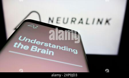 Stuttgart, Deutschland, 01-30-2022: Smartphone mit Webseite des amerikanischen Neurotechnologie-Unternehmens Neuralink Corporation auf dem Bildschirm vor dem Logo. Fokus Stockfoto